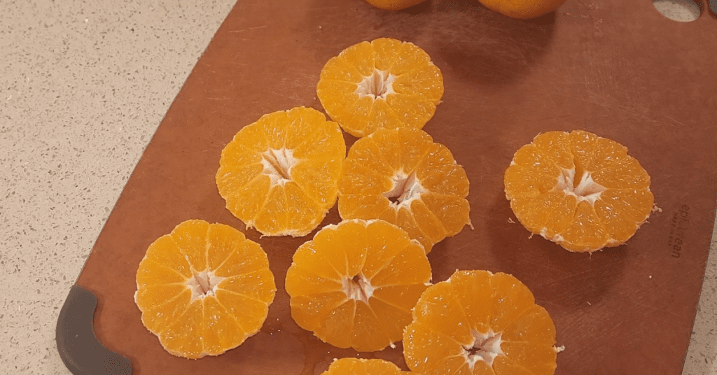 오늘은 귤 하나로 느끼함을 싹 잡아주는 겨울철 간식, 새콤달콤한 귤 레시피를 소개해드리려고 합니다.