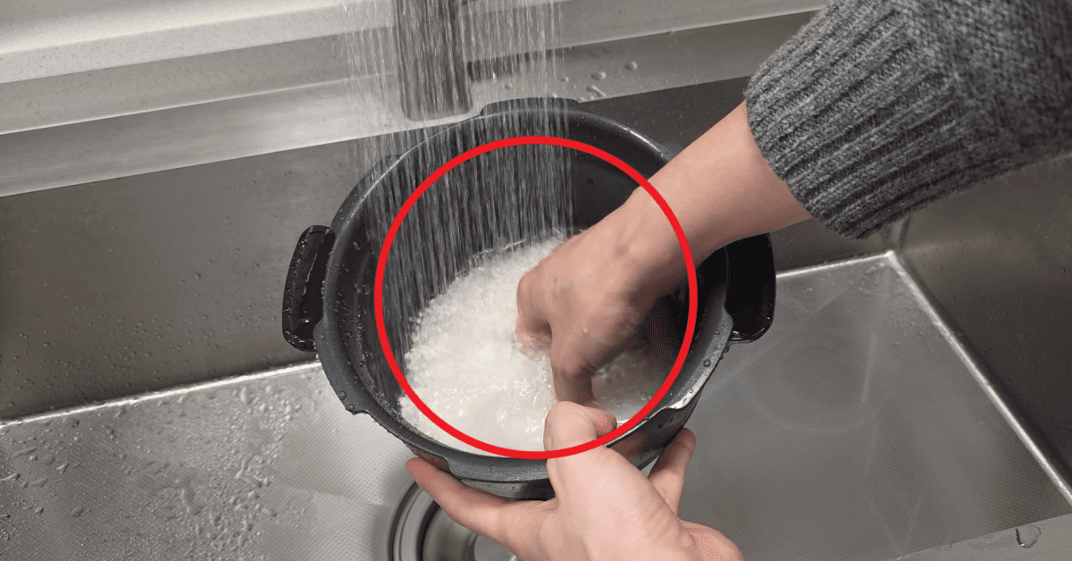 전국민 50%이 잘못한 쌀 씻기 방법 그동안 제대로 하지 않아 밥솥이 다 벗겨졌습니다. 1