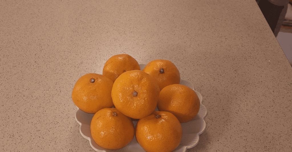 오늘은 귤 하나로 느끼함을 싹 잡아주는 겨울철 간식, 새콤달콤한 귤 레시피를 소개해드리려고 합니다.