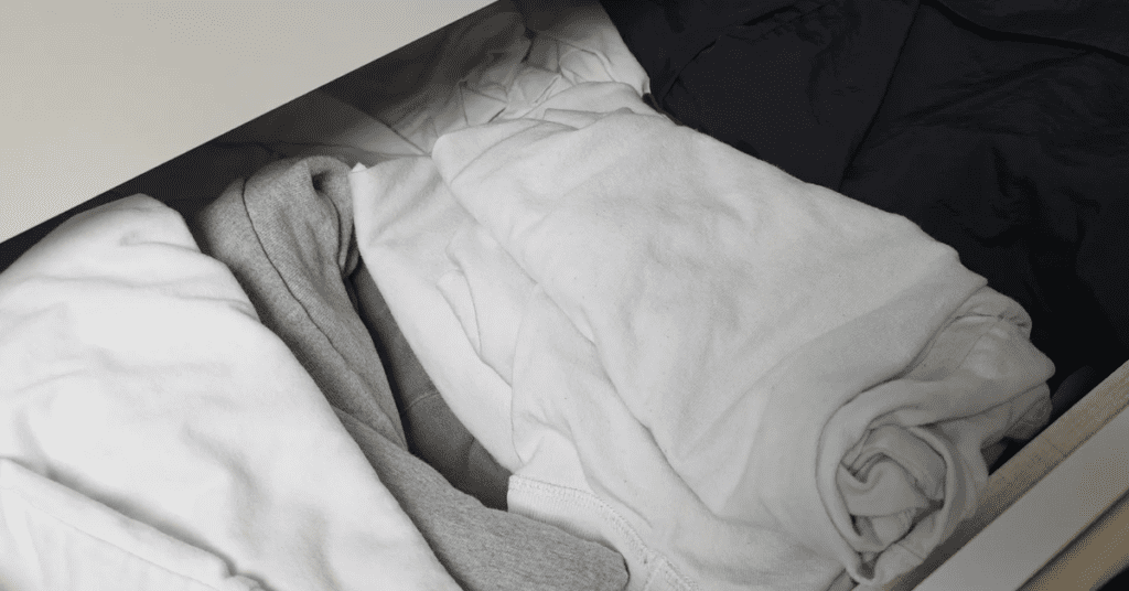 여름 옷 그냥 버리지 마세요! 겨울 맞이 옷장정리 할 때 알아야 할 역대급 옷정리 꿀팁을 소개합니다. 스마트한 옷버리기 꿀팁으로 돈 버는 옷정리를 시작하세요. 