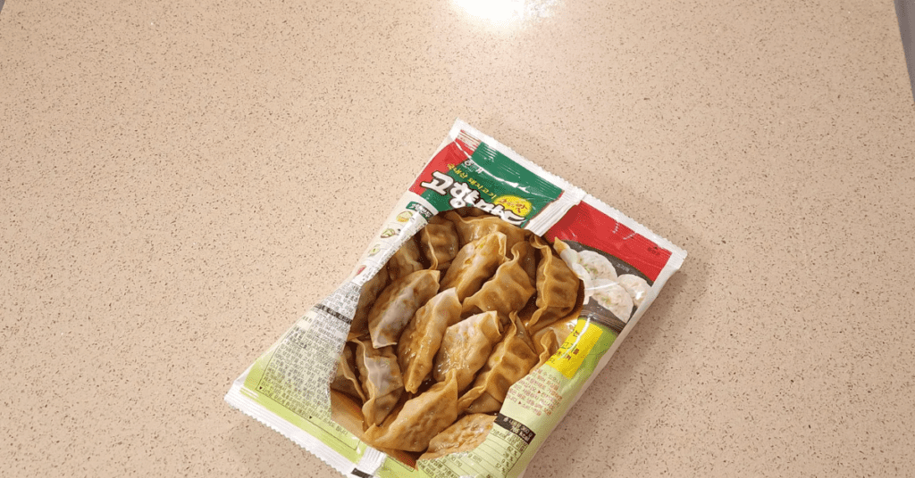 지금 전국에서 화제인 고향만두 레시피 1위를 소개합니다. 불 없이 전자레인지로 3분 만에 완성하는 초간단 만두 요리 비법을 확인하세요. 