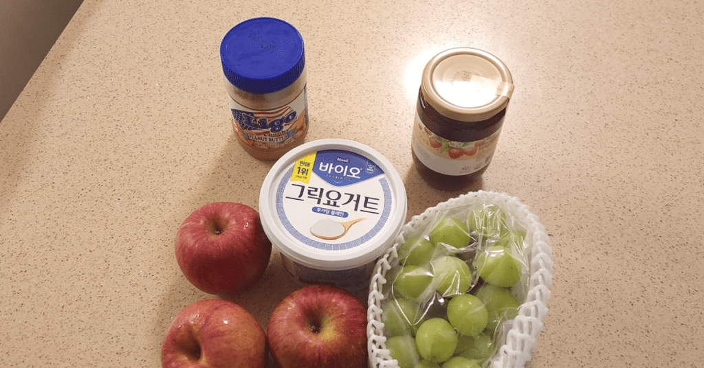 칼집 두 번으로 완성되는 맛있게 사과 먹는법을 소개합니다. 그릭요거트와 잼을 더해 간단하게 만드는 사과 레시피로 집에서도 고급 디저트를 즐겨 보세요.