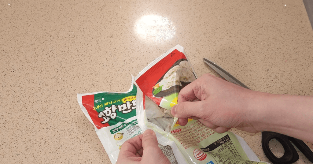 지금 전국에서 화제인 고향만두 레시피 1위를 소개합니다. 불 없이 전자레인지로 3분 만에 완성하는 초간단 만두 요리 비법을 확인하세요. 