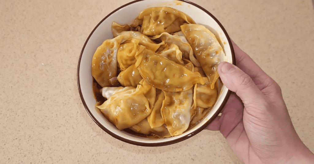 지금 전국에서 화제인 고향만두 레시피 1위를 소개합니다. 불 없이 전자레인지로 3분 만에 완성하는 초간단 만두 요리 비법을 확인하세요. 