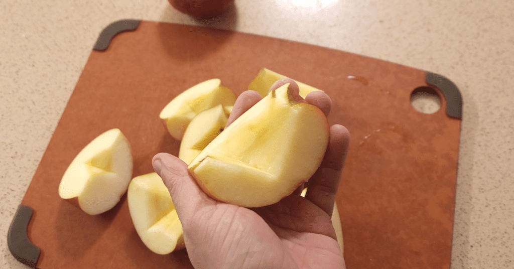 칼집 두 번으로 완성되는 맛있게 사과 먹는법을 소개합니다. 그릭요거트와 잼을 더해 간단하게 만드는 사과 레시피로 집에서도 고급 디저트를 즐겨 보세요.