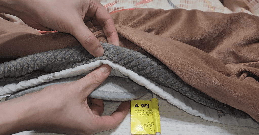 전기장판 전기세 폭탄 막는 법! 예열 후 취침(약)으로 내리는 전기장판 사용법, 얇은 패드+두꺼운 이불 레이어링, 공기층 최소화로 전기매트 효율↑ 전기세 절약 실전팁.