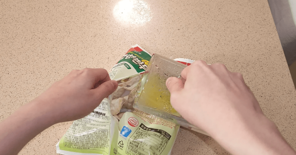 지금 전국에서 화제인 고향만두 레시피 1위를 소개합니다. 불 없이 전자레인지로 3분 만에 완성하는 초간단 만두 요리 비법을 확인하세요. 