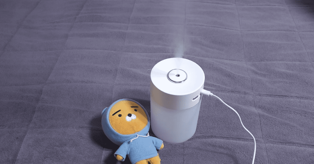 잘못된 가습기 사용법이 호흡기 건강을 망칠 수 있습니다. 수돗물 사용 이유와 올바른 가습기 위치 선정 그리고 세균 걱정 없는 가습기 관리 및 가습기 세척 방법을 확인해 보세요. 살림 고수들이 전하는 가습기 청소 필수 살림 꿀 팁 3가지를 지금 공개합니다.