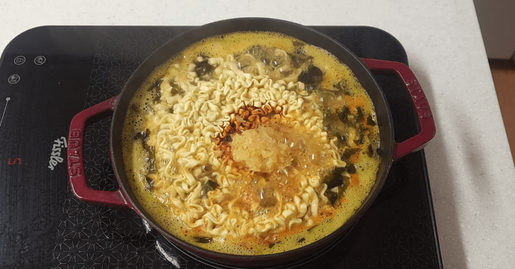 숙취로 고생하는 아침을 위한 과학적 근거의 해장 라면 레시피 1위를 공개합니다. 불닭볶음탕면과 미역국의 역대급 라면 꿀조합으로 속은 편안하게 국물은 얼큰하게 즐기는 라면 맛있게 끓이는 법을 지금 바로 확인해보세요.