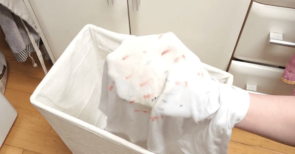 세제 대신 올바른 옷 얼룩 제거 방법 사용