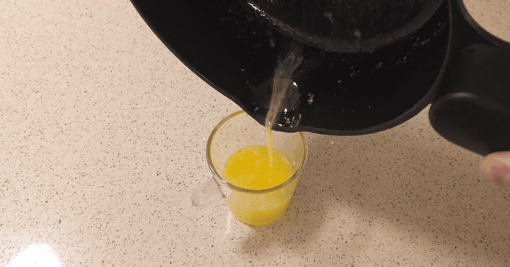 편의점 아이스크림 레시피 세 번째 버터 녹인 물 컵에 따르기