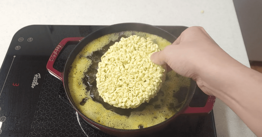 숙취로 고생하는 아침을 위한 과학적 근거의 해장 라면 레시피 1위를 공개합니다. 불닭볶음탕면과 미역국의 역대급 라면 꿀조합으로 속은 편안하게 국물은 얼큰하게 즐기는 라면 맛있게 끓이는 법을 지금 바로 확인해보세요.