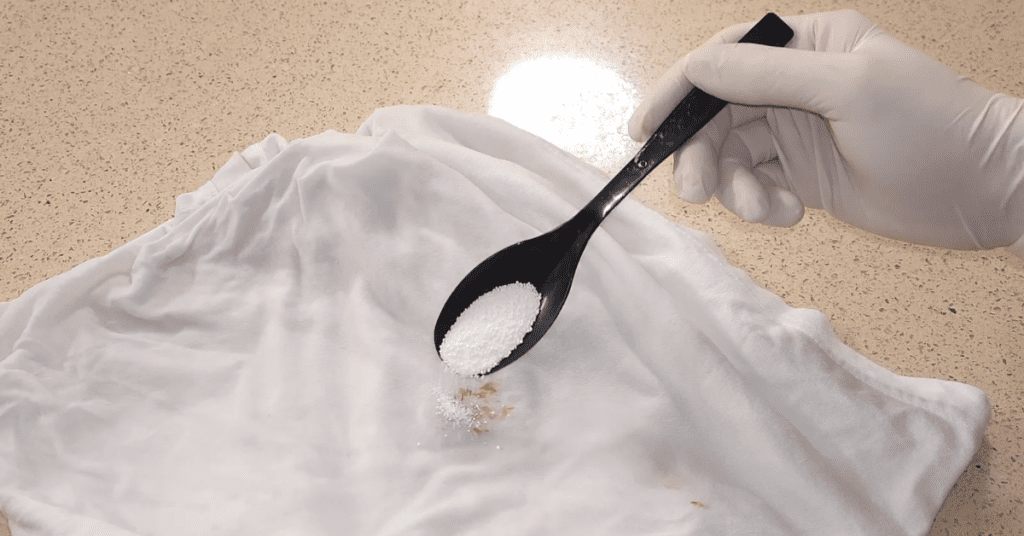 피 얼룩에는 세제 대신 과산화수소로 제거