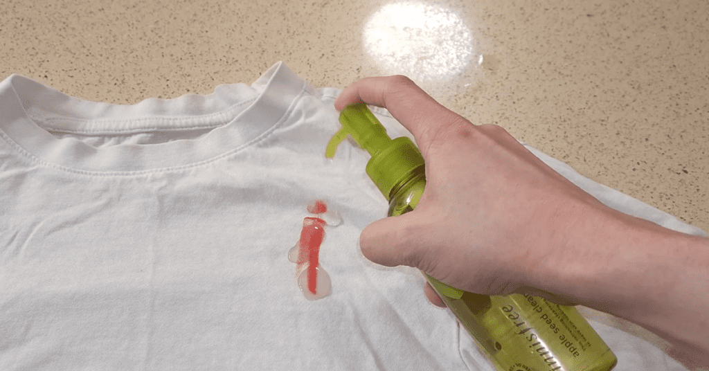 화장품이나 필기구 자국은 세제보다 클렌징 오일로 제거