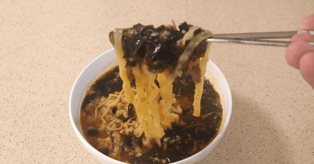 숙취로 고생하는 아침을 위한 과학적 근거의 해장 라면 레시피 1위를 공개합니다. 불닭볶음탕면과 미역국의 역대급 라면 꿀조합으로 속은 편안하게 국물은 얼큰하게 즐기는 라면 맛있게 끓이는 법을 지금 바로 확인해보세요.