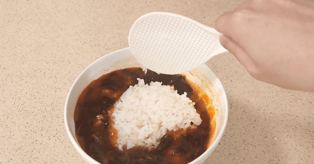 숙취로 고생하는 아침을 위한 과학적 근거의 해장 라면 레시피 1위를 공개합니다. 불닭볶음탕면과 미역국의 역대급 라면 꿀조합으로 속은 편안하게 국물은 얼큰하게 즐기는 라면 맛있게 끓이는 법을 지금 바로 확인해보세요.