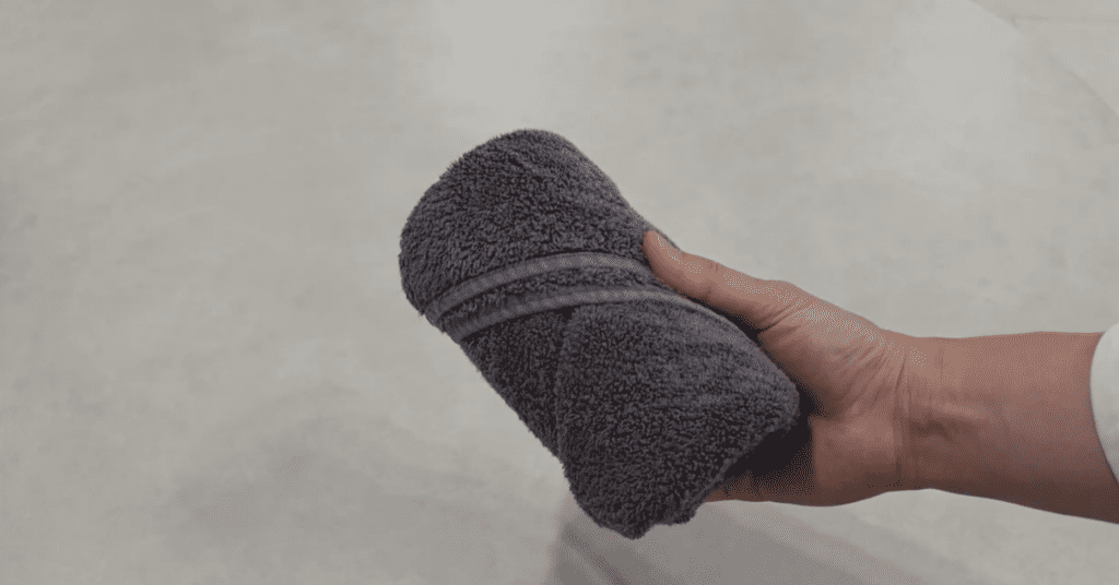 호텔 수건 개는 법 중앙 맞춤 롤 방식 완성